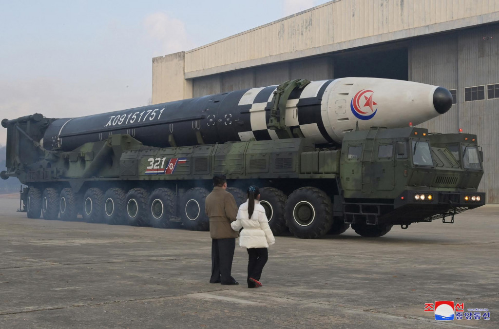 Severokórejský vodca Kim Čong-un spolu so svojou dcérou kontrolujú medzikontinentálnu balistickú strelu. FOTO: Reuters