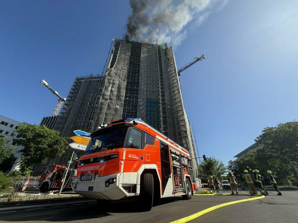 Strechu výškovej budovy v centre Berlína zachvátil požiar. FOTO: X/ Berliner Feuerwehr