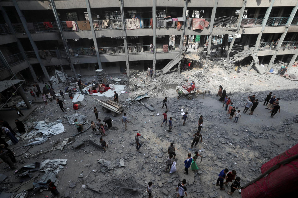 Palestínčania si kontrolujú škody v škole UNRWA, ktorá poskytuje útočisko vysídleným osobám a bola zasiahnutá pri izraelskom leteckom útoku v meste Gaza. FOTO: Reuters