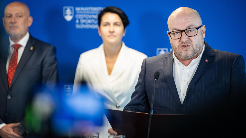 Na snímke zľava prezident Slovenského olympijského a športového výboru Anton Siekel, štátna tajomníčka ministerstva cestovného ruchu a športu Ivana Šufliarská Libiaková a minister cestovného ruchu a športu SR Rudolf Huliak počas tlačovej konferencie na tému Predstavenie národného športového projektu Generácia OLYMP.

FOTO: TASR/ J. Kotian