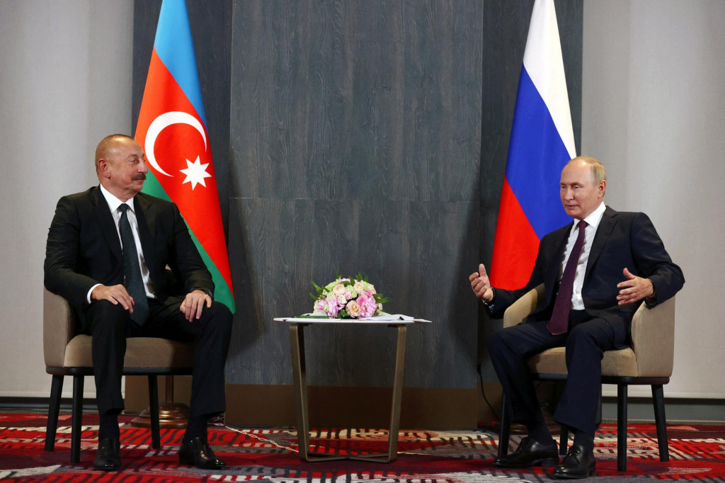 Ruský prezident Vladimir Putin a azerbajdžanský prezident Ilham Alijev sa zúčastňujú stretnutia na okraji summitu Šanghajskej organizácie pre spoluprácu (16. septembra 2022). FOTO: Reuters/Sputnik