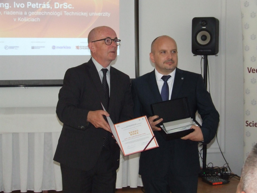 Ocenenie Vedec roka SR 2024 odovzdal Ivovi Petrášovi (vpravo) predseda hodnotiacej komisie Peter Samuely zo SAV. FOTO: ZSVTS