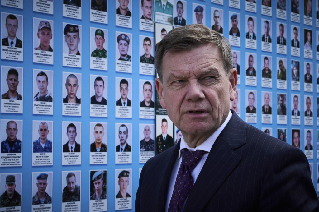 Nemecký minister zahraničných vecí Johann Wadephul počas kladenia kvetov pred Pamätník padlých hrdinov vo vojne v Kyjeve 30. júna 2025. FOTO TASR/AP
