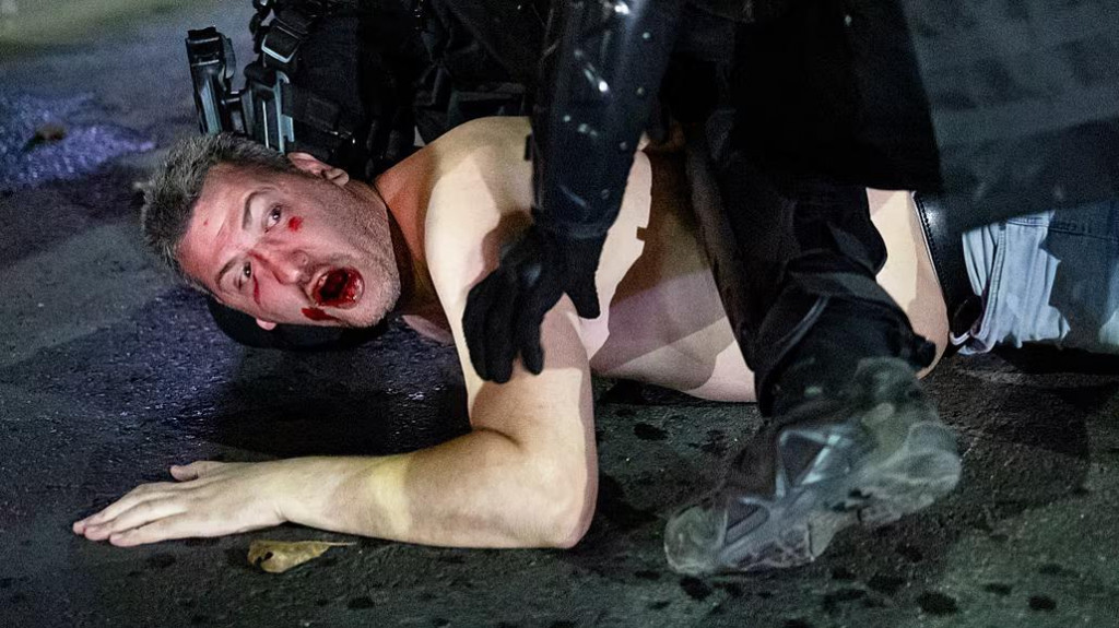 Srbská polícia zatýka ľudí na protivládnych demonštráciách v centre Belehradu. FOTO: Reuters