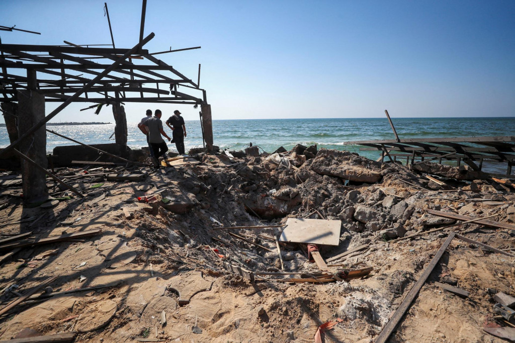 Palestínčania kontrolujú miesto izraelského leteckého útoku na kaviareň Al-Baqa v západnej časti mesta Gaza 30. júna 2025. FOTO: REUTERS