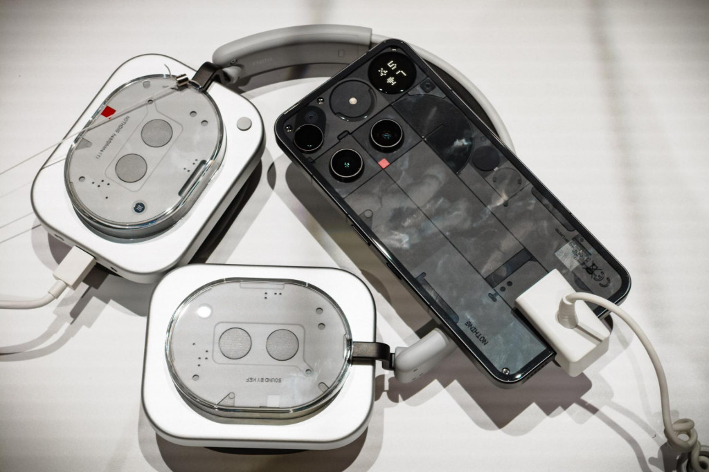 Nothing Phone (3) a Nothing Headphone (1)