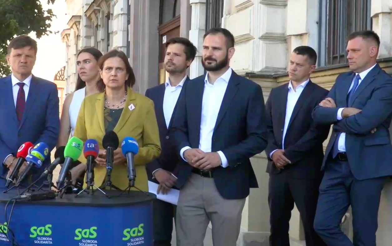 Taraba prekvapil opozíciu, prišiel na jej brífing o elektrárni Gabčíkovo. Výroky poslancov označil za hoaxy