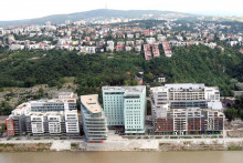 Na snímke je pri Dunaji River Park a v pozadí Bratislava. FOTO: ARCHÍV HN
