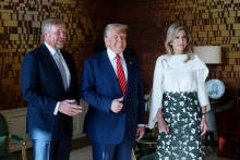 Americký prezident Donald Trump počas samitu NATO pózoval s holandským kráľom Viliamom Alexandrom a kráľovnou Máximou. Záber vznikol 25. júna v kráľovskom paláci Huis ten Bosch v Haagu. FOTO: Reuters