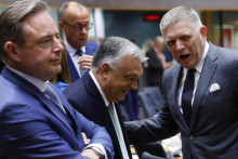 Zľava belgický premiér Bart De Wever, nemecký kancelár Friedrich Merz, maďarský premiér Viktor Orbán a slovenský premiér Robert Fico pred rokovaním za okrúhlym stolom na summite EÚ. FOTO: TASR/AP
