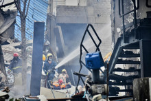 Hasiči zasahujú po výbuchu v chemickej továrni pri meste Hajdarábad, ktoré je metropolou indického štátu Telangána v pondelok 30. júna 2025. FOTO: TASR/AP