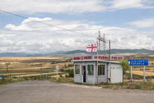 Bezprostredne nebolo zrejmé, koľko Ukrajincov v Gruzínsku na obdobné kontroly momentálne stále ešte čaká. Niektorí z nich majú byť podľa neziskovky v zmienenom zariadení držaní celé týždne, hoci tam je len 17 postelí. FOTO: REUTERS/Daro Sulakauri