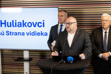 Na snímke zľava poslanec Roman Malatinec, minister cestovného ruchu a športu Rudolf Huliak a poslanec Pavel Ľupták. FOTO: TASR/J.  Kotian