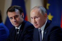 Francúzsky prezident Emmanuel Macron a ruský prezident Vladimir Putin 9. decembra 2019. FOTO: Reuters