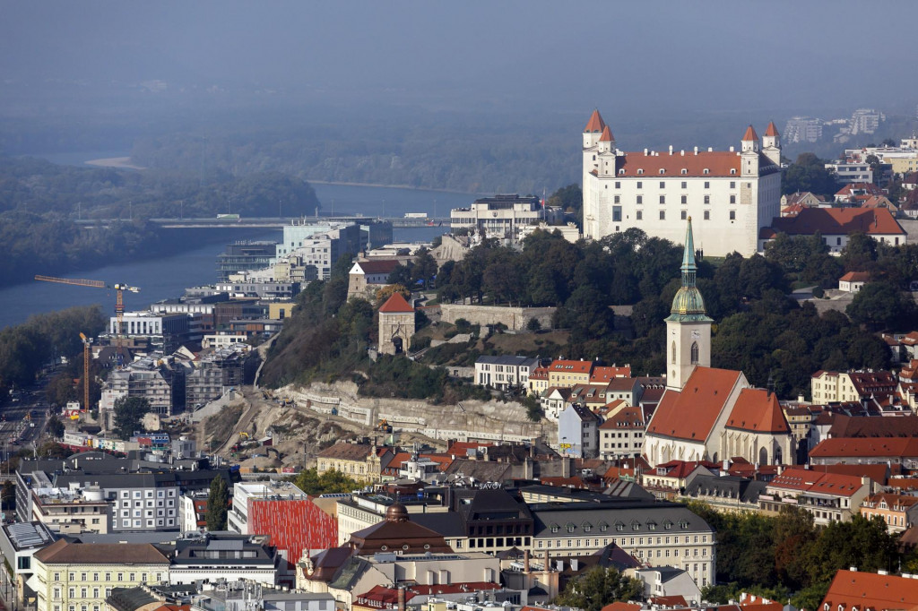 Pohľad na Bratislavský hrad z najvyššej budovy na Slovensku počas dňa otvorených dverí na prvom slovenskom mrakodrape - Eurovea Tower v Bratislave. FOTO: TASR/Dano Veselský