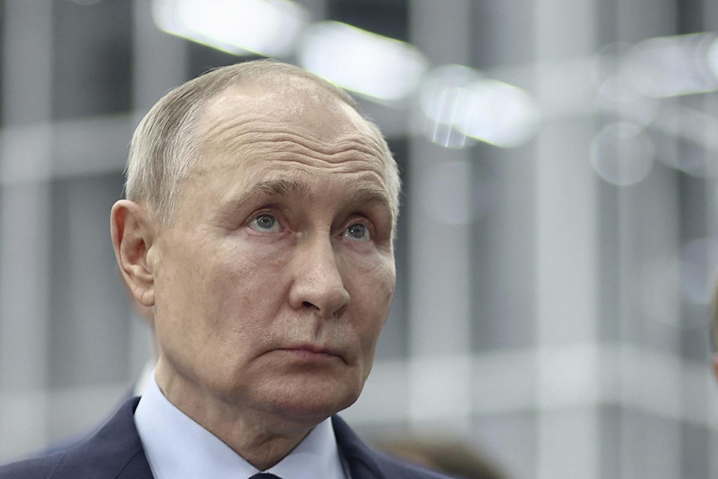 Ruský prezident Vladimir Putin na návšteve výskumného a výrobného centra pre bezpilotné letecké systémy v Samare. FOTO: TASR/AP