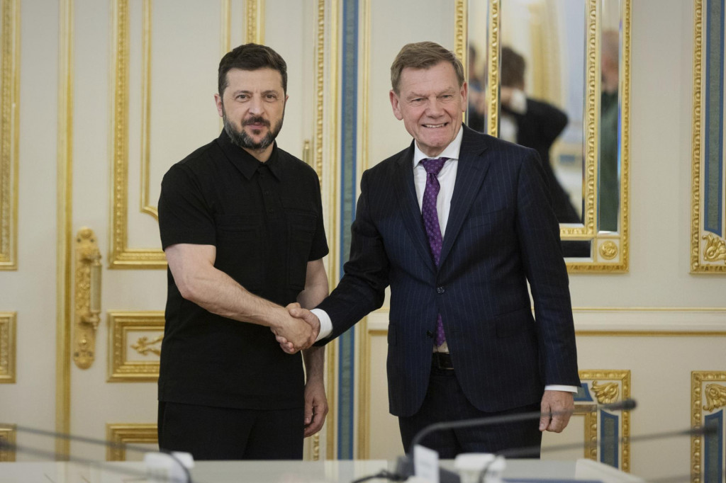 Nemecký minister zahraničných vecí Johann Wadephul (vľavo) a ukrajinský prezident Volodymyr Zelenskyj pózujú počas stretnutia v Kyjeve. FOTO: TASR/AP