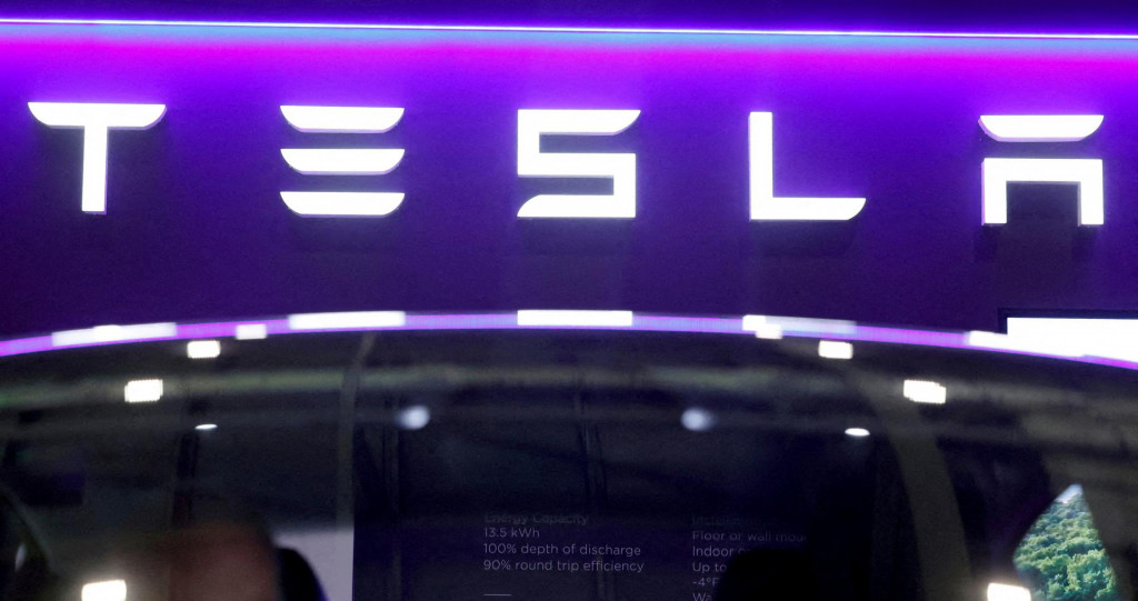 Tesla zápasí so zvýšením konkurencie a prepadom popularity generálneho riaditeľa Elona Muska v dôsledku jeho politických aktivít. FOTO: Reuters