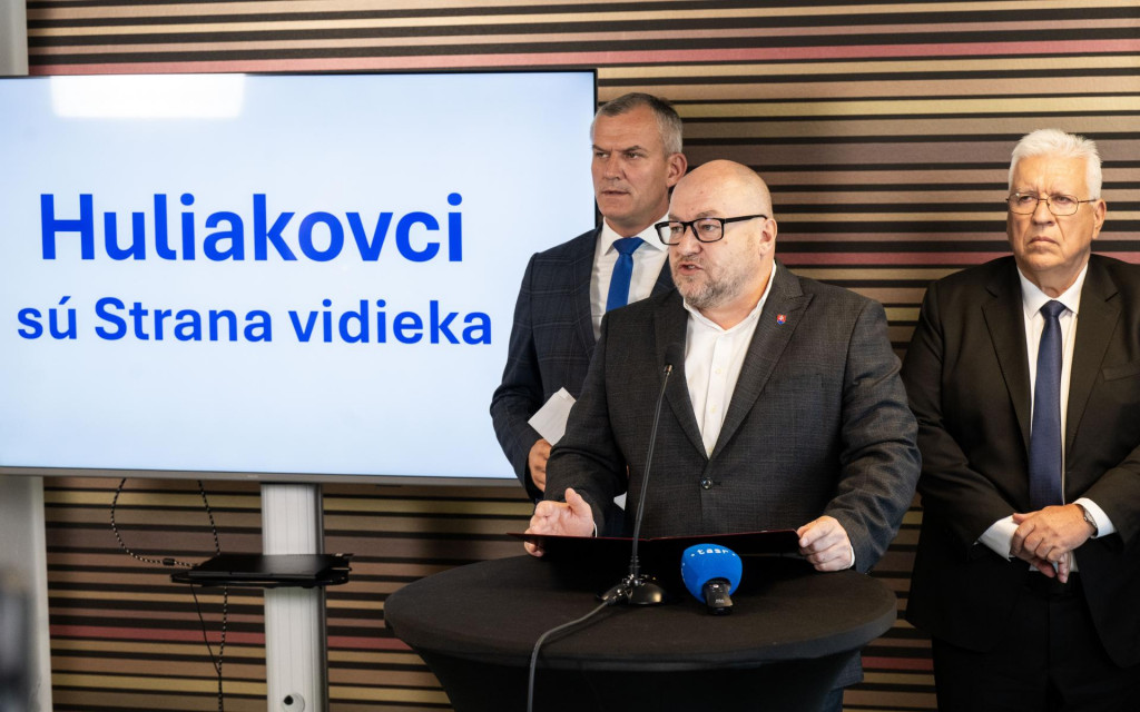 Na snímke zľava poslanec Roman Malatinec, minister cestovného ruchu a športu Rudolf Huliak a poslanec Pavel Ľupták. FOTO: TASR/J.  Kotian