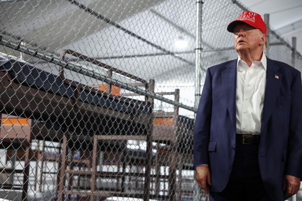 Americký prezident Donald Trump navštívil dočasné detenčné centrum pre migrantov, neformálne známe ako „Aligator Alcatraz“ v Ochopee na Floride. FOTO: Reuters