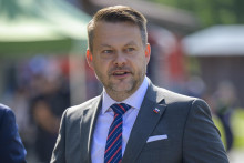 Minister investícií, regionálneho rozvoja a informatizácie Samuel Migaľ (nominant Smer-SD) pred výjazdovým rokovaním vlády v Pečovskej Novej Vsi. FOTO: TASR/Veronika Mihaliková