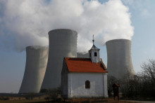 FILE PHOTO: A chapel is seen in front of the cooling towers of the Czech nuclear power plant at Dukovany, 125 miles (200 kilometers) east from Prague, March 15, 2011. REUTERS/Petr Josek/File Photo FOTO: Petr Josek Snr