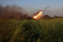 ”Postup Ruska sa darí zadržiavať, ale prekročenie cesty Pokrovsk-Kosťantynivka je strategickou a logistickou prehrou,” povedal armádny hovorca Viktor Trehubov. FOTO: REUTERS