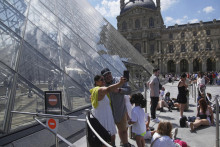 Na snímke je najnavštevovanejšie múzeum na svete, Louvre v Paríži.

FOTO: TASR/AP


