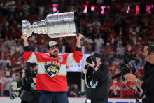 Posledný ročník v NHL ovládla Florida Panthers. Na snímke Brad Marchand so Stanleyho pohárom. FOTO: Reuters