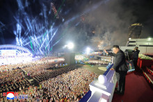 North Korean leader Kim Jong Un waves during a ceremony to celebrate the completion of the Wonsan Kalma Coastal Tourist Zone, in Wonsan, North Korea, June 24, 2025. KCNA via REUTERS ATTENTION EDITORS - THIS IMAGE WAS PROVIDED BY A THIRD PARTY. REUTERS IS UNABLE TO INDEPENDENTLY VERIFY THIS IMAGE. NO THIRD PARTY SALES. SOUTH KOREA OUT. NO COMMERCIAL OR EDITORIAL SALES IN SOUTH KOREA. FOTO: KCNA