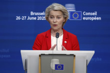 Šéfka eurokomisie Ursula Von der Leyenová reční počas tlačovej konferencie na summite EÚ v Bruseli. FOTO: TASR/AP