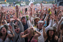 Horúčavy, tanec pod pódiom a pohárik v ruke – ideálna festivalová kombinácia, ktorá však môže rýchlo viesť k dehydratácii.