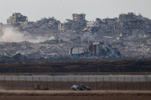 Izraelské vojenské vozidlo manévruje blízko hranice medzi Izraelom a Gazou. FOTO: Reuters