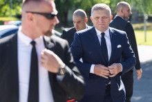 Na snímke uprostred predseda vlády SR Robert Fico (Smer-SD) pred začiatkom výjazdového rokovania vlády SR v meste Púchov v stredu 2. júla 2025. FOTO TASR - Daniel Stehlík FOTO: Daniel Stehlík