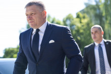 V popredí predseda vlády Robert Fico pred začiatkom výjazdového rokovania vlády v Púchove. FOTO: TASR/Daniel Stehlík