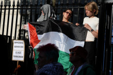 Demonštranti organizujú protest po tom, čo britskí zákonodarcovia hlasovali za zákaz propalestínskej kampane Palestine Action ako teroristickej organizácie. FOTO: Reuters