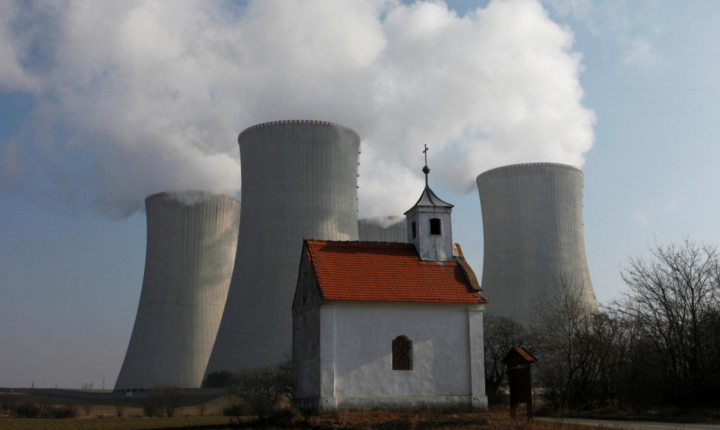 FILE PHOTO: A chapel is seen in front of the cooling towers of the Czech nuclear power plant at Dukovany, 125 miles (200 kilometers) east from Prague, March 15, 2011. REUTERS/Petr Josek/File Photo FOTO: Petr Josek Snr