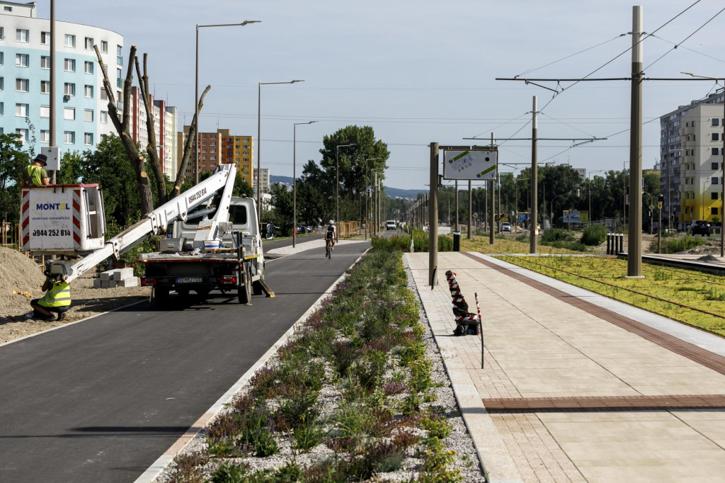 Nová električková trať v Petržalke. FOTO: TASR/Dano Veselský