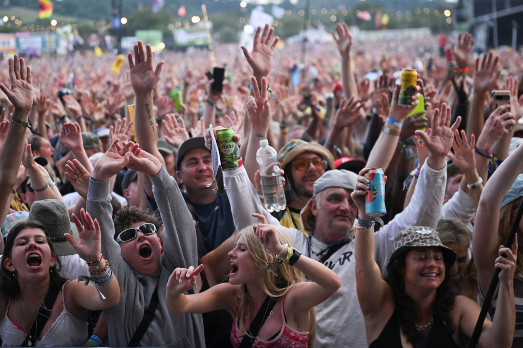 Horúčavy, tanec pod pódiom a pohárik v ruke – ideálna festivalová kombinácia, ktorá však môže rýchlo viesť k dehydratácii.