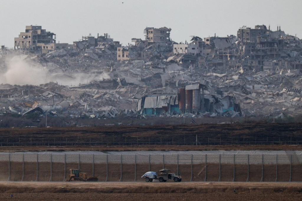 Izraelské vojenské vozidlo manévruje blízko hranice medzi Izraelom a Gazou. FOTO: Reuters