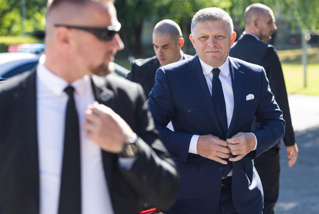 Na sn&iacute;mke uprostred predseda vl&aacute;dy SR Robert Fico (Smer-SD) pred začiatkom v&yacute;jazdov&eacute;ho rokovania vl&aacute;dy SR v meste P&uacute;chov v stredu 2. j&uacute;la 2025. FOTO TASR - Daniel Stehl&iacute;k FOTO: Daniel Stehl&iacute;k