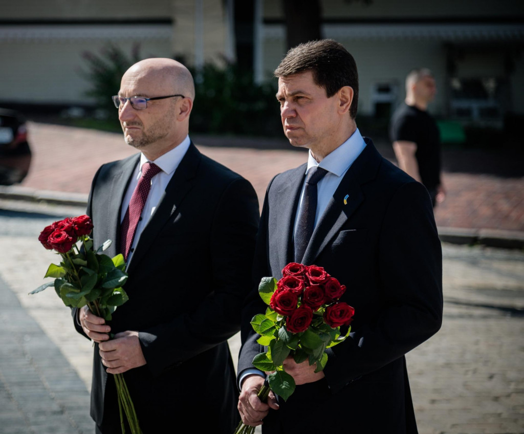 V Kyjeve sa uskutočnili ukrajinsko-slovenské politické konzultácie medzi Námestníkom ministra zahraničných vecí Ukrajiny Olexandrom Mischenkom a jeho slovenským kolegom, Generálnym politickým riaditeľom Ministerstva zahraničných vecí a európskych záležitostí Slovenskej republiky, Martinom Kačom. FOTO: FB/Veľvyslanectvо Ukrajiny v SR/Посольство України в Словацькій Республіці