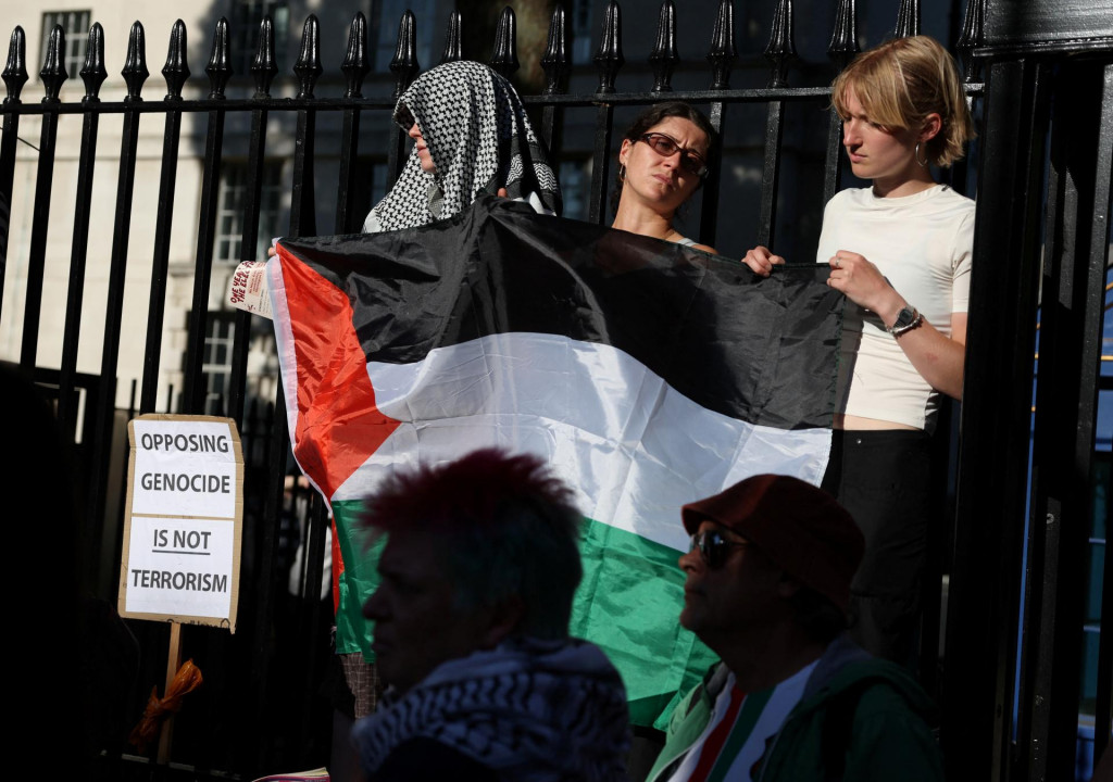 Demonštranti organizujú protest po tom, čo britskí zákonodarcovia hlasovali za zákaz propalestínskej kampane Palestine Action ako teroristickej organizácie. FOTO: Reuters