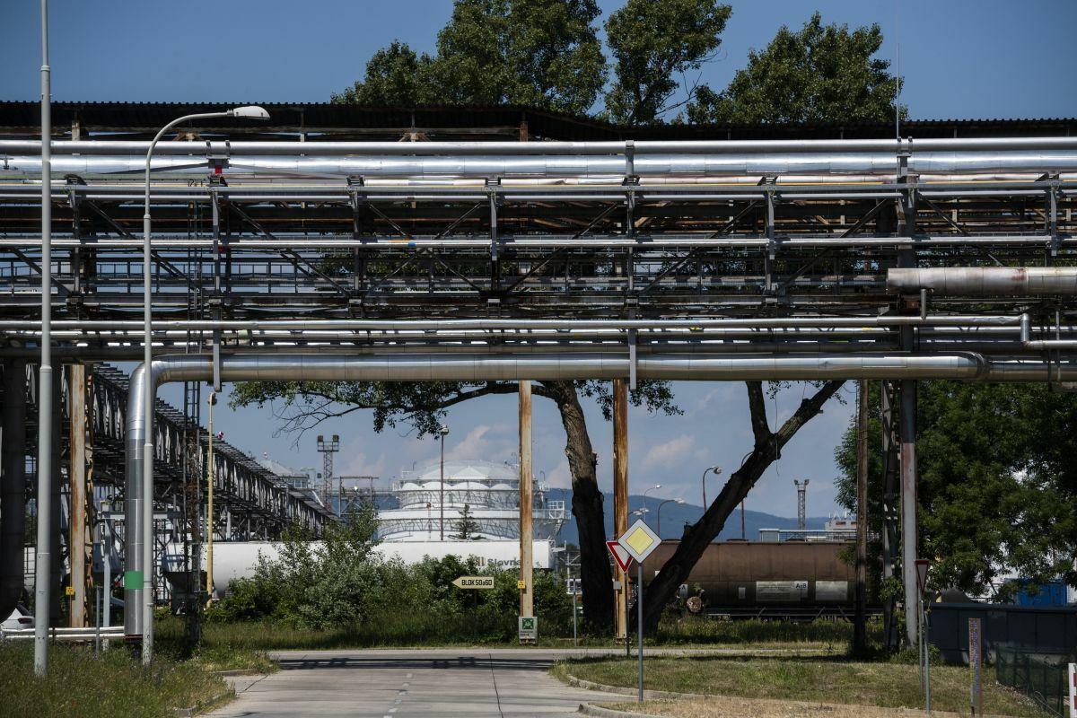 Slovnaft vlani zarobil o milióny eur menej. Po štátnom ťahu už musel zaplatiť aj daň z lacnejšej ruskej ropy