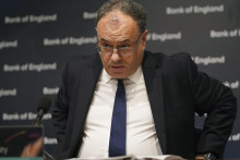 Guvernér britskej centrálnej banky Andrew Bailey na tlačovej konferencii v Londýne. FOTO: TASR/AP