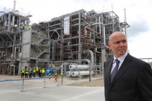 Generálnym riaditeľom Slovnaftu je Oszkár Világi. Na snímke ešte z roku 2015 je pred vtedy novou linkou na výrobu polyetylénu.

FOTO: HN/ Peter Mayer
