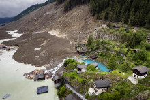 Pohľad na zaplavené údolie po zosuve ľadovca Birch, ktorý po sebe zanechal škody, zaplavené údolia a zničenú dedinu Blatten.