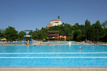 Kúpalisko v mestskom parku pod hradom v Nitre. FOTO: TASR/Henrich Mišovič