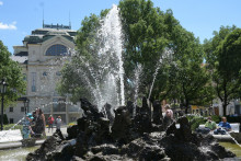 Ľudia počas horúceho letného dňa pri fontáne znamení v parku na Hlavnej ulici v Košiciach. FOTO: TASR/František Iván