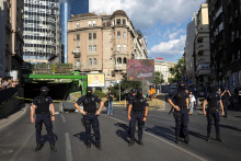 Ministerstvo vo štvrtok ráno uviedlo, že polícia počas noci skontrolovala totožnosť 1297 osôb, pričom zadržala celkovo 79 ľudí - 72 za priestupky a sedem za trestné činy. FOTO: REUTERS